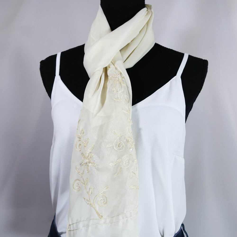 🛍white lightweight sheer scarf with floral detail